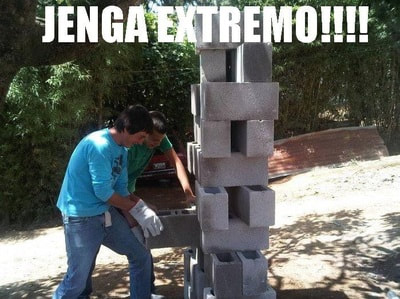 meme jenga extremo con bloques de concreto blocks albañiles construcción 
